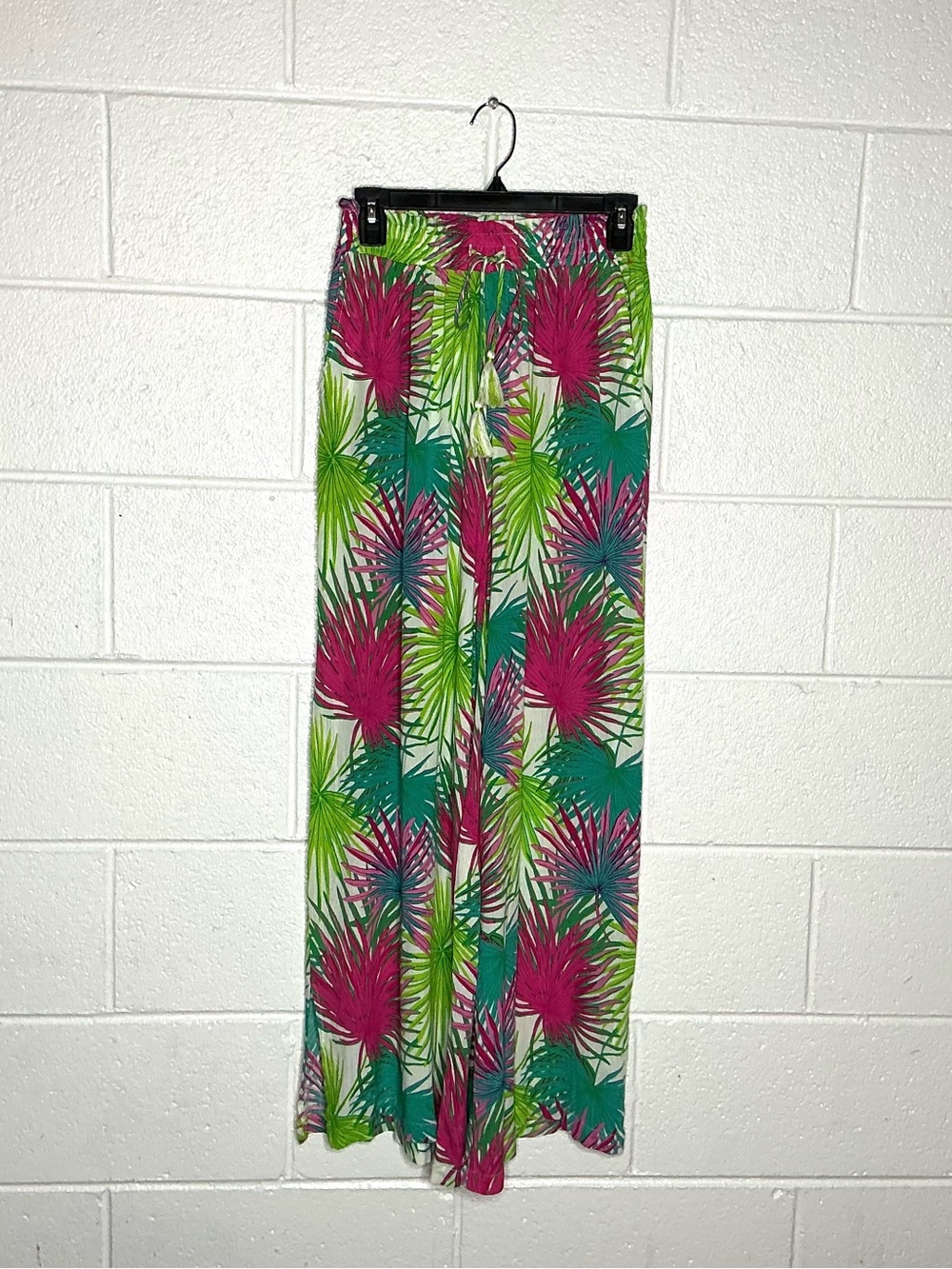< Rose + Olive Green/Pink Tropical Print Wide Leg Pants >